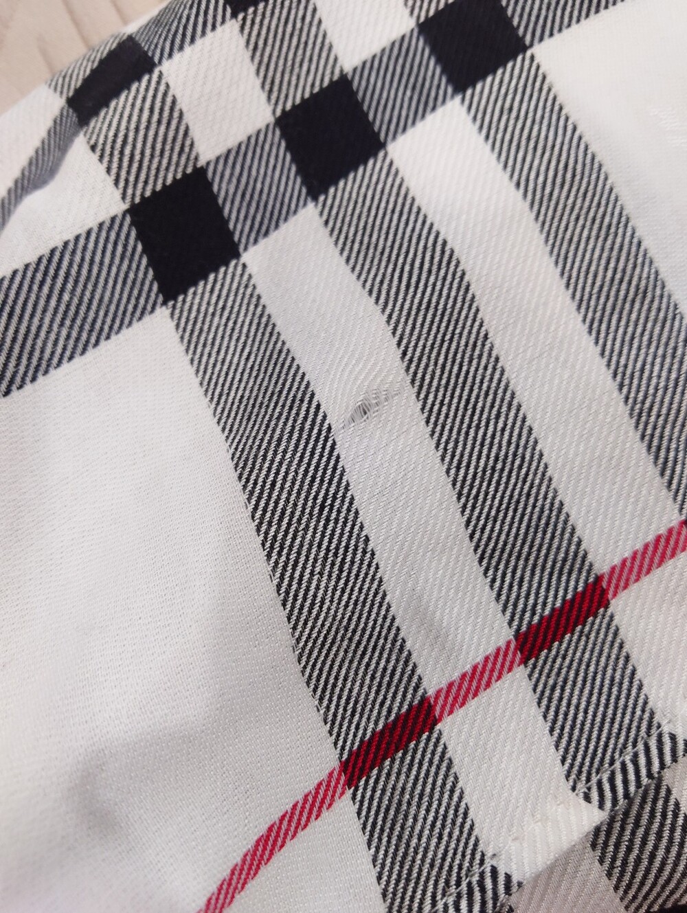 Burberry London Signature Check Jacquard Scarf Wrap Shawl White Black Red - Picture 8 of 8